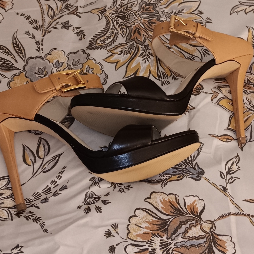 Beautiful Michael Kors Sandals! - Picture 2 of 4